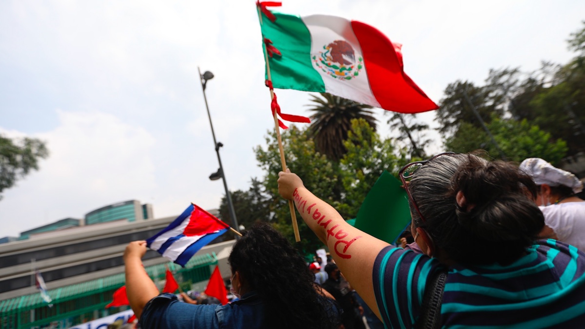 Simpatizantes y opositores chocan en Embajada de Cuba en México