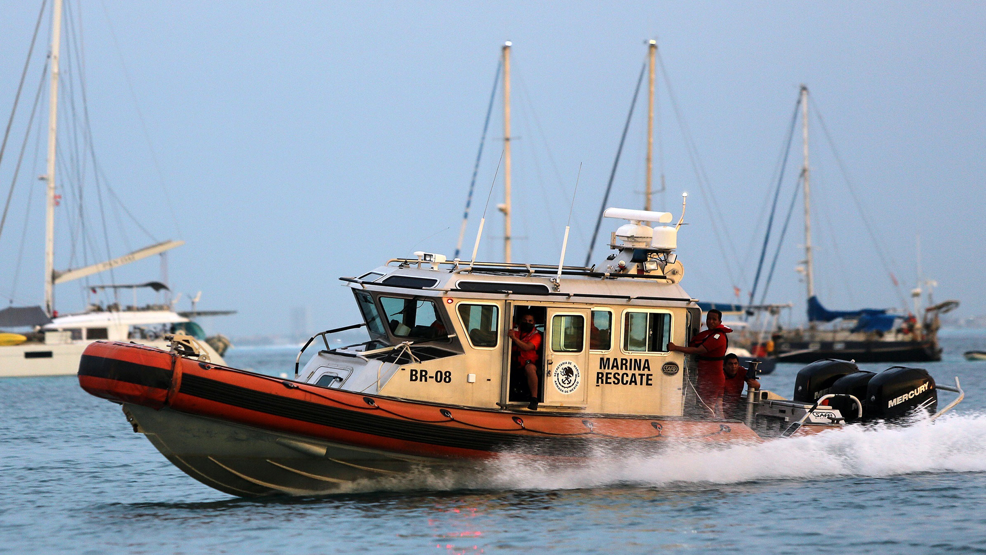 Hundimiento de embarcación turística en Isla Mujeres deja tres muertos