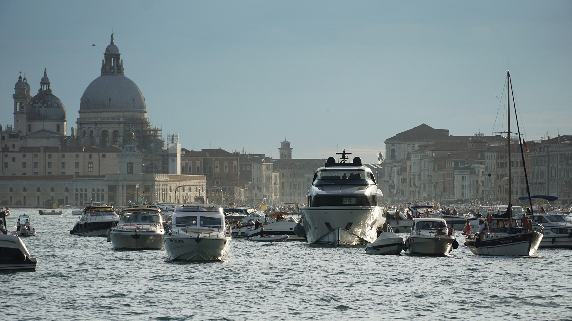 Venecia: a partir de 2023, será necesario reservar para entrar a la ciudad - embarcaciones-en-aguas-de-venecia-italia