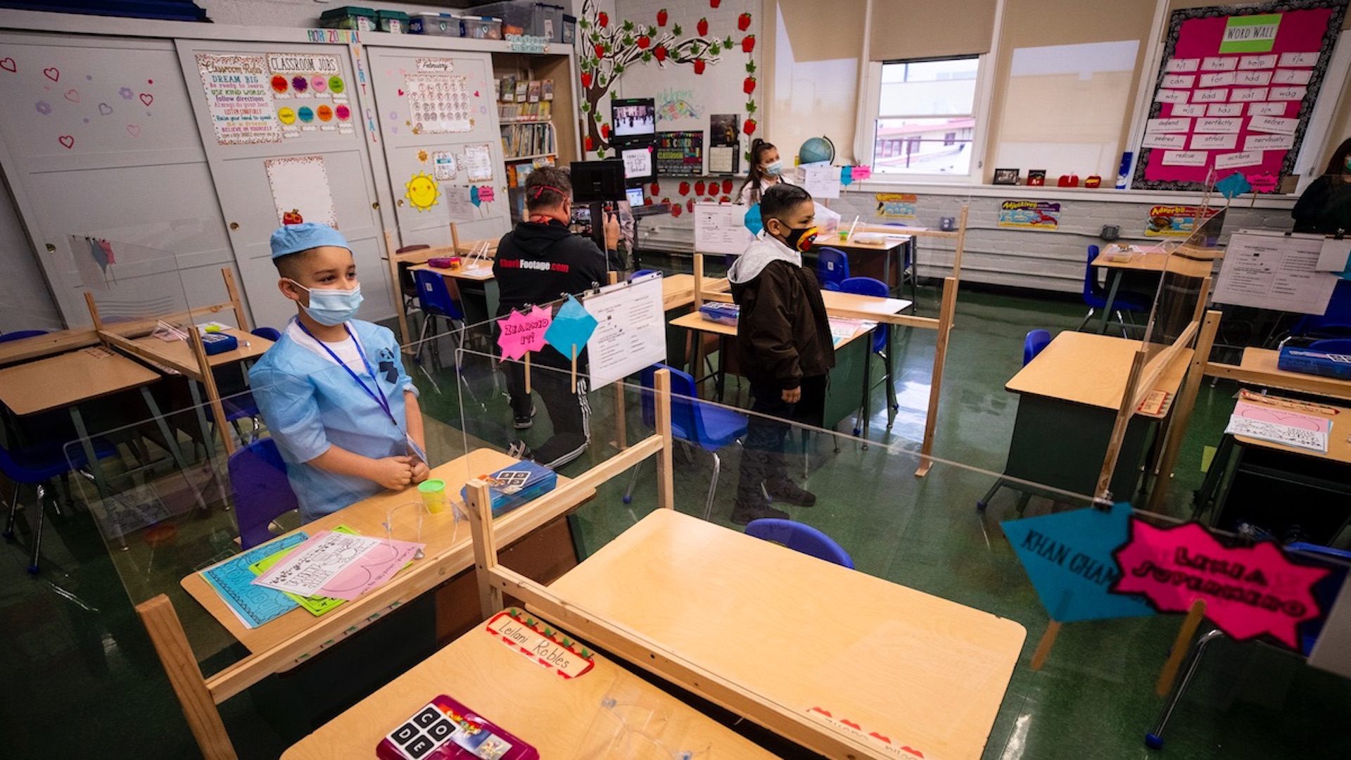 Estudiantes y maestros vacunados en EE.UU. no necesitarán cubrebocas