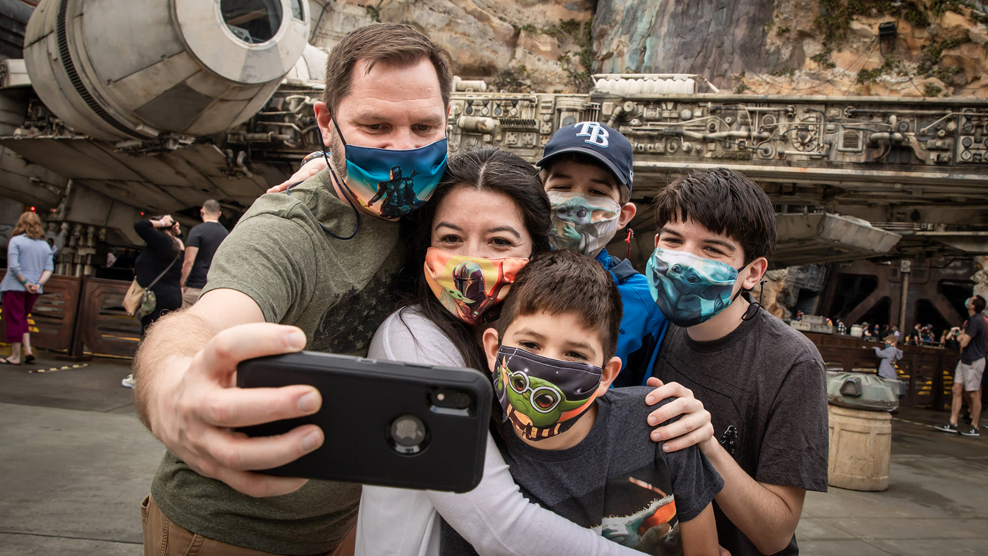 Disney restablece el uso de cubrebocas en sus parques de Florida Disney restablece el uso de cubrebocas en sus parques de Florida