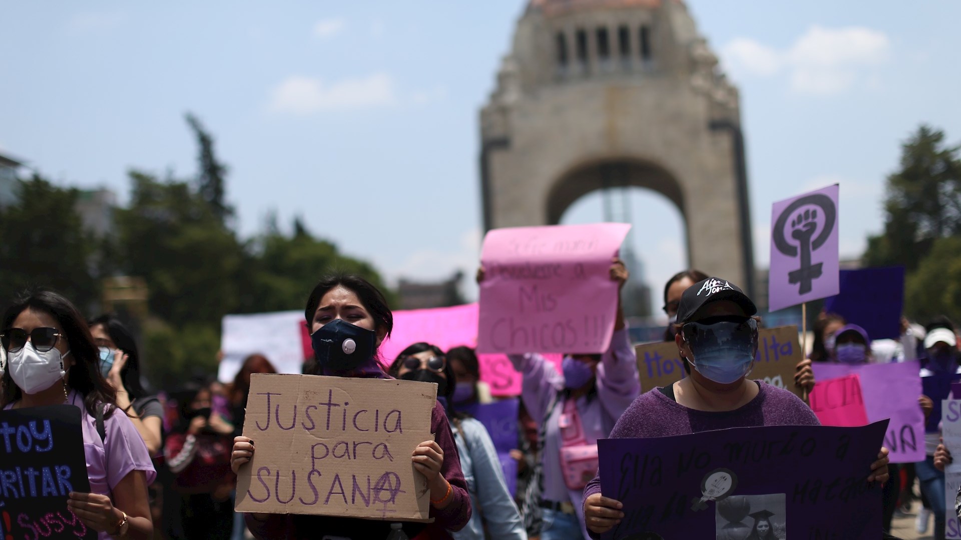 Feministas protestan en Ciudad de México por feminicidio de maestra