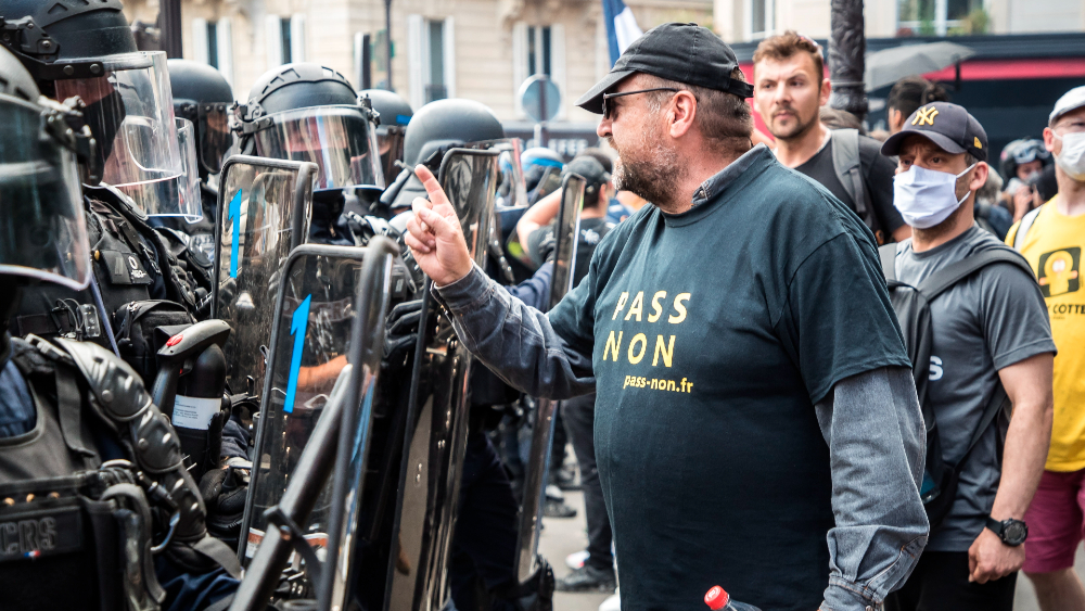 Más de 200 mil personas protestan en Francia por medidas anticovid