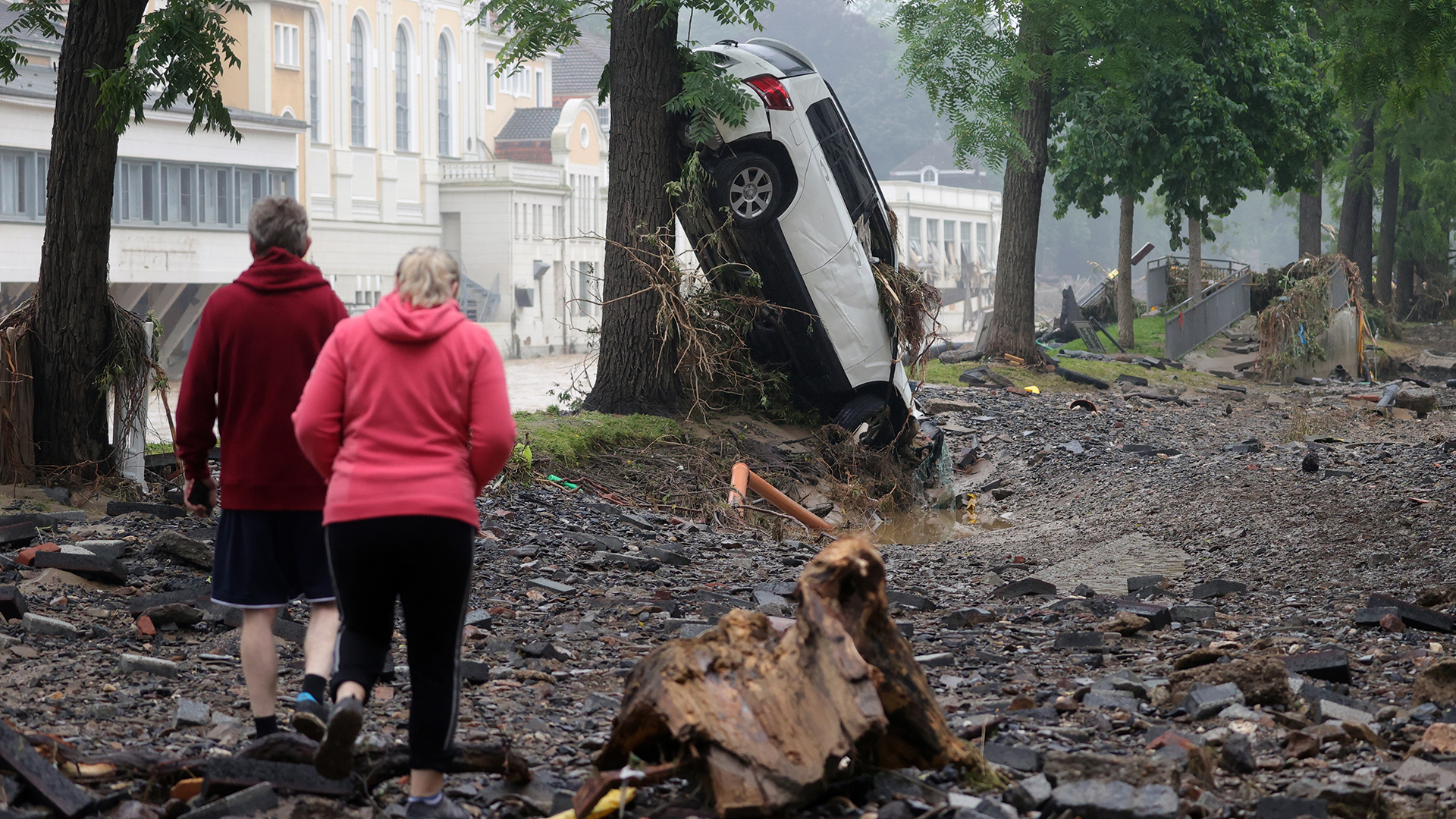 Fuertes lluvias e inundaciones dejan decenas de muertos en Europa y graves daños - habitantes-recorren-las-calles-de-alemania-tras-inundaciones-catastroficas