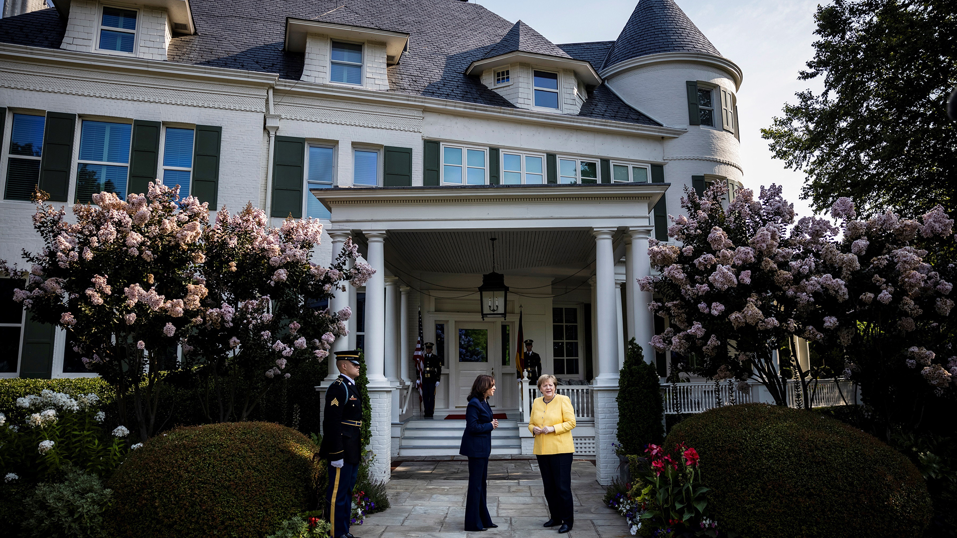 Harris y Merkel escenifican la amistad entre Alemania y EE.UU. en un desayuno - harris-y-merkel-afuera-del-observatorio-naval-de-estados-unidos
