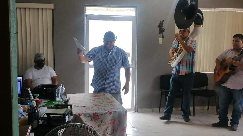 Hombre "celebra" su divorcio con música de banda en Coahuila - hombre-celebra-divorcio-banda
