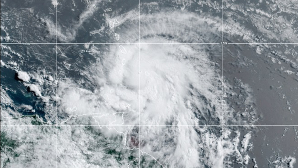 Huracán Elsa se intensifica en su avance por el este del Caribe