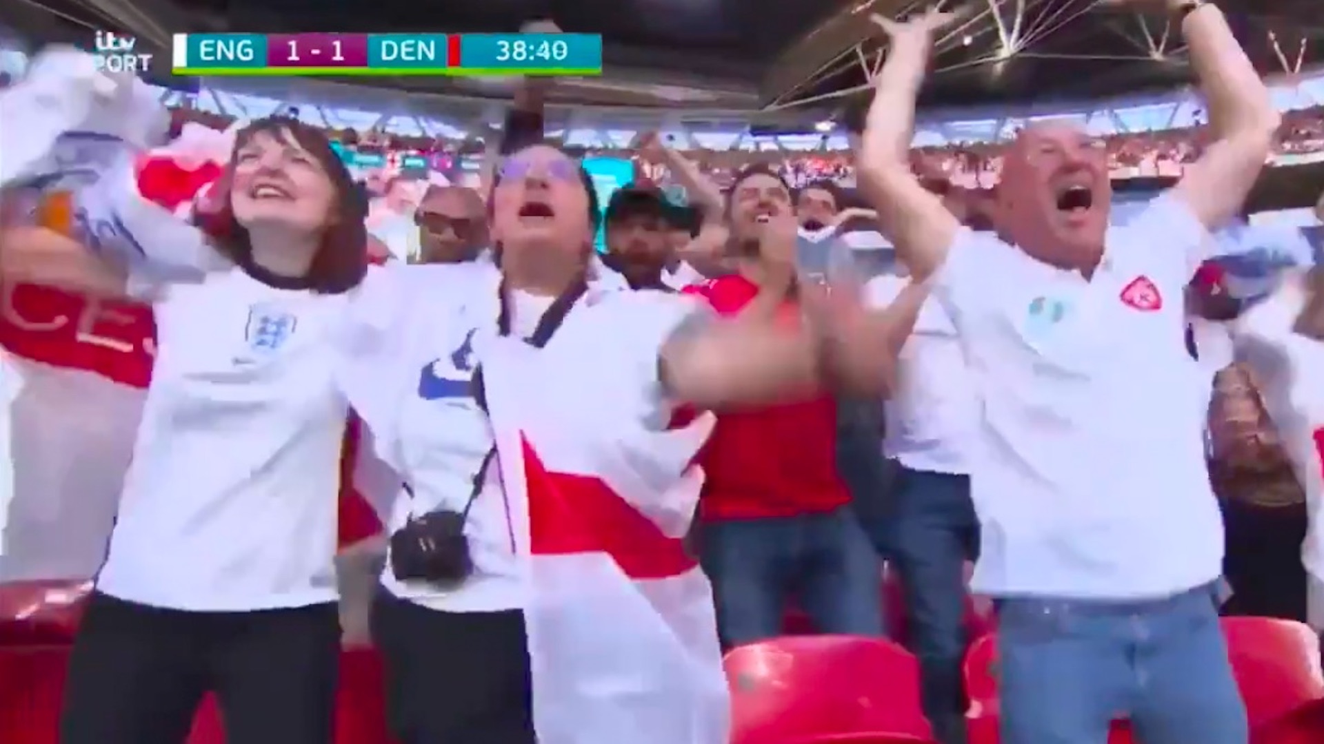 #Video Despiden a mujer que se reportó enferma y acudió a partido de la Euro