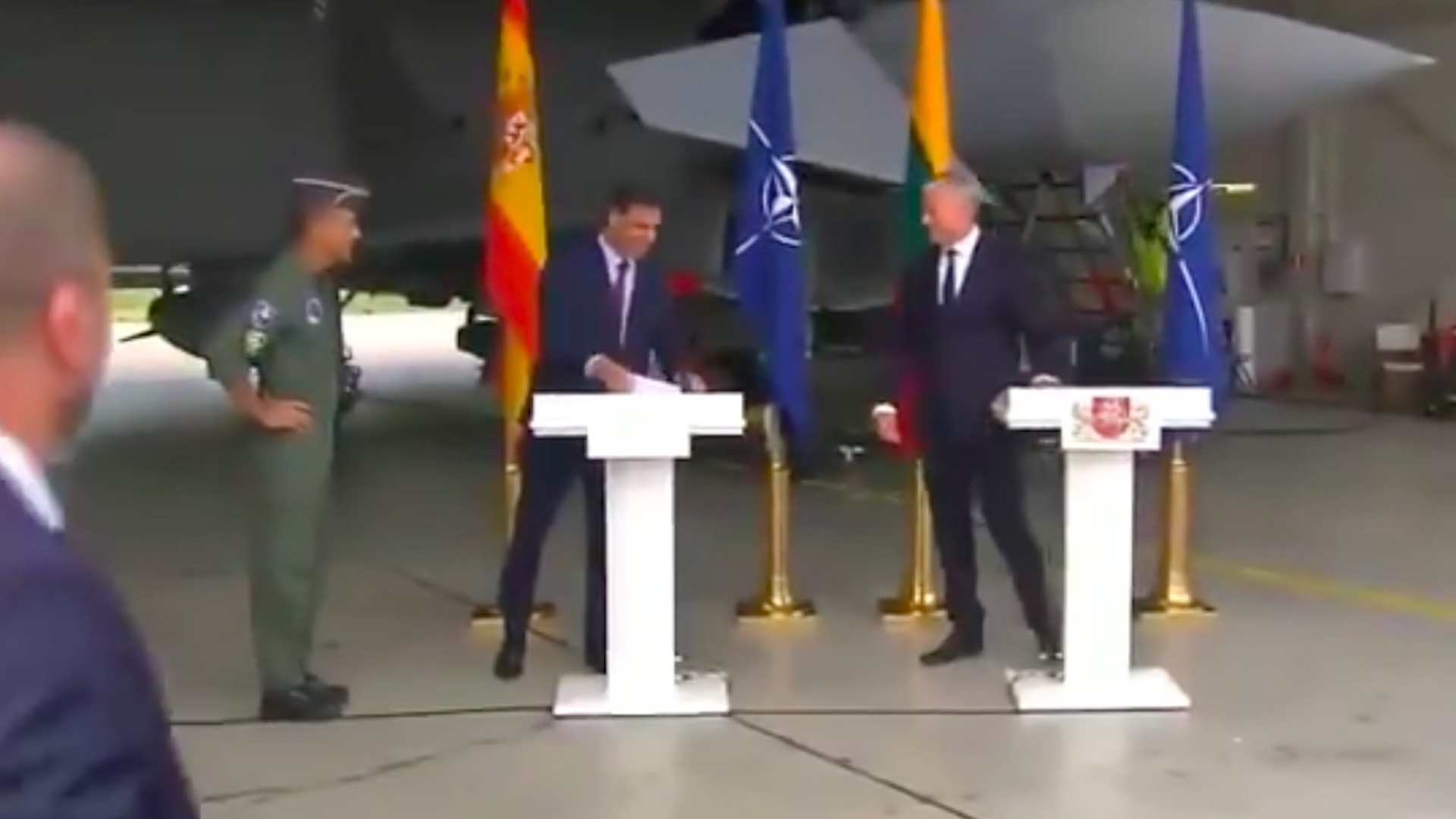 #Video Alerta real interrumpe visita de Pedro Sánchez a Lituania #Video Alerta real interrumpe visita de Pedro Sánchez a Lituania