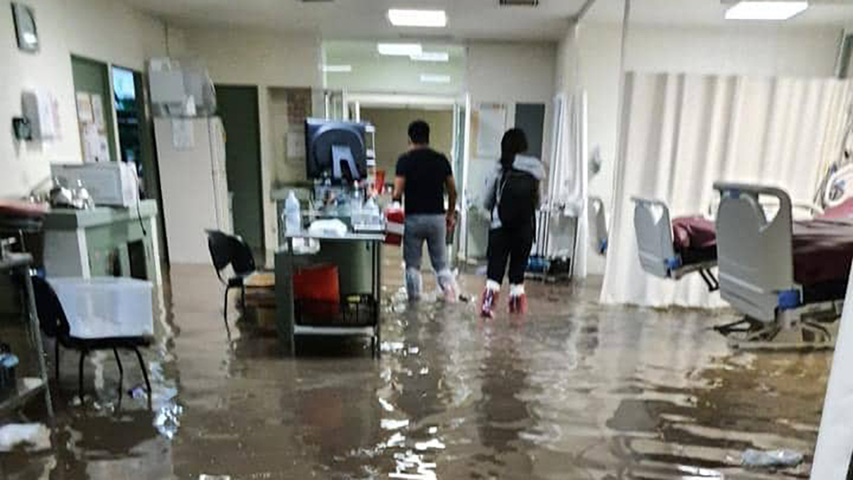 #Video Lluvias inundan Hospital General de Atizapán; pacientes requirieron traslado