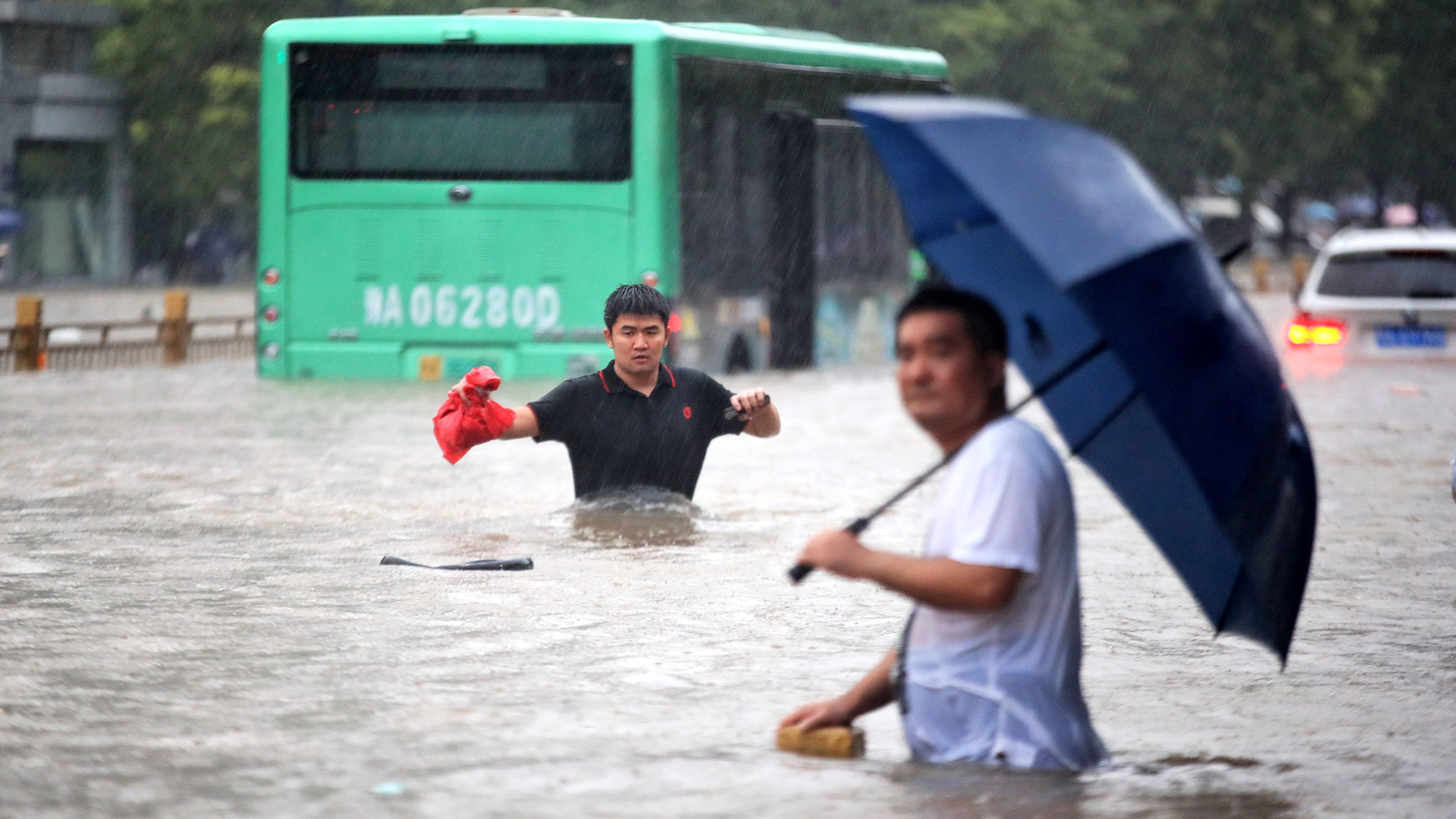 #Video Inundaciones atrapan a usuarios del Metro en China
