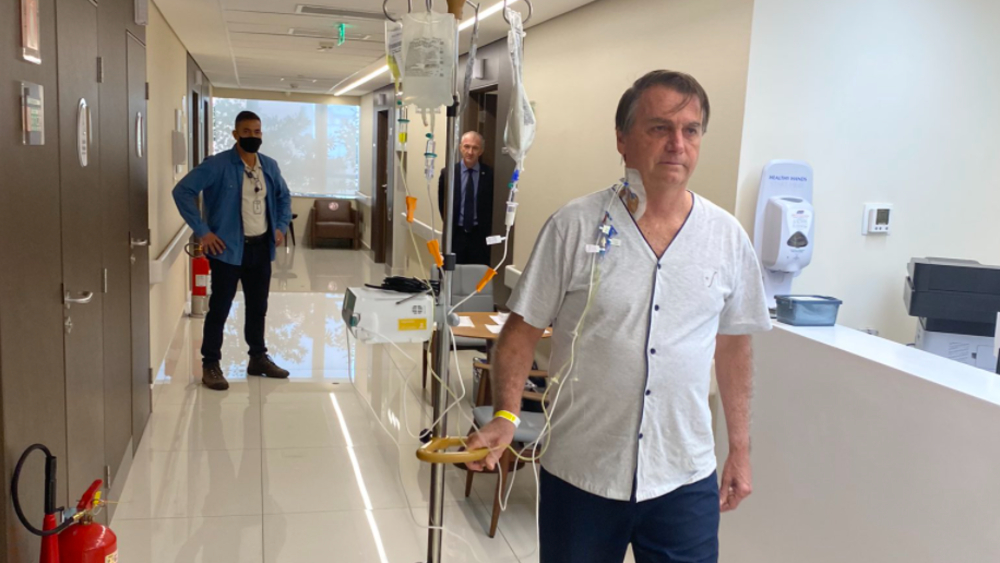 Bolsonaro camina por el hospital y dice que “en breve” estará “de vuelta”
