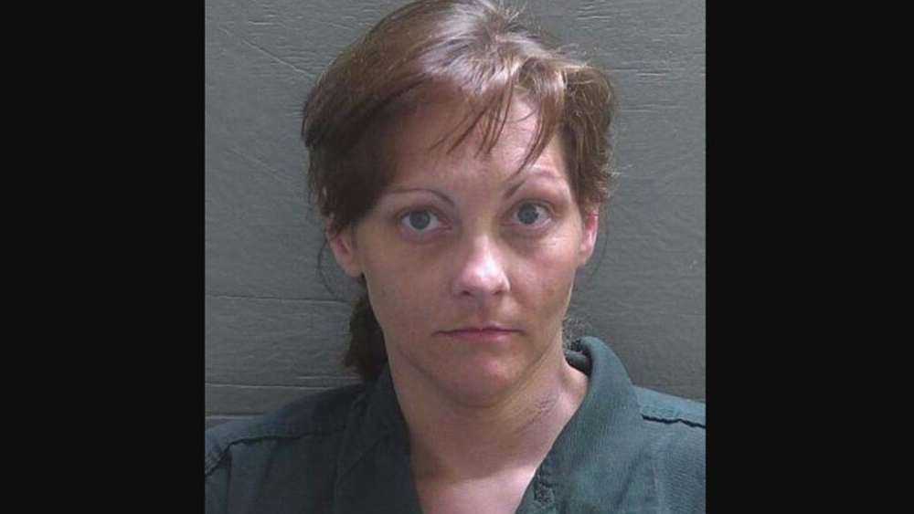 Mujer pasará 25 años en la cárcel por muerte de niña olvidada en auto