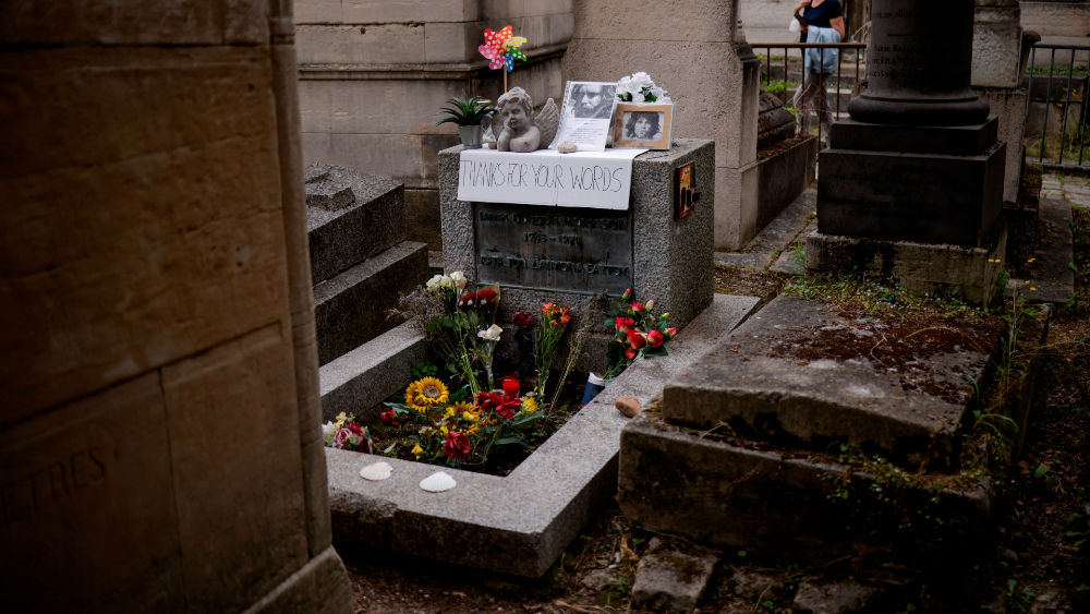 Homenaje en la tumba de Jim Morrison en el 50 aniversario de su muerte