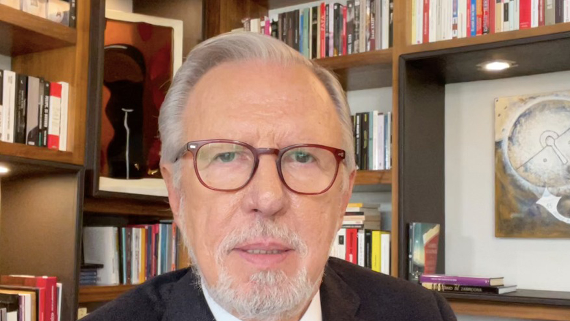 ¡Las noticias! EE.UU. pedirá que todas las personas, incluso vacunadas, usen cubrebocas en espacios cerrados