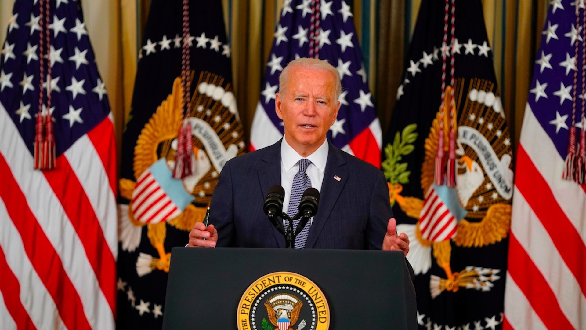 Biden golpea a monopolios para mejorar salarios y precios