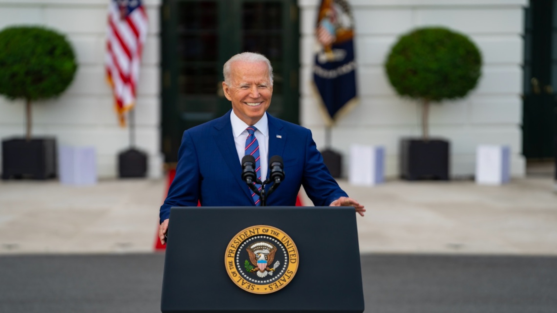 Biden urge a escépticos vacunarse para frenar variante delta de COVID-19