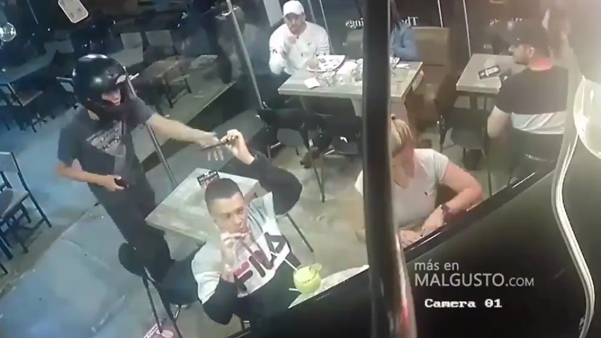#Video Joven no deja de comer alitas durante asalto a mano armada