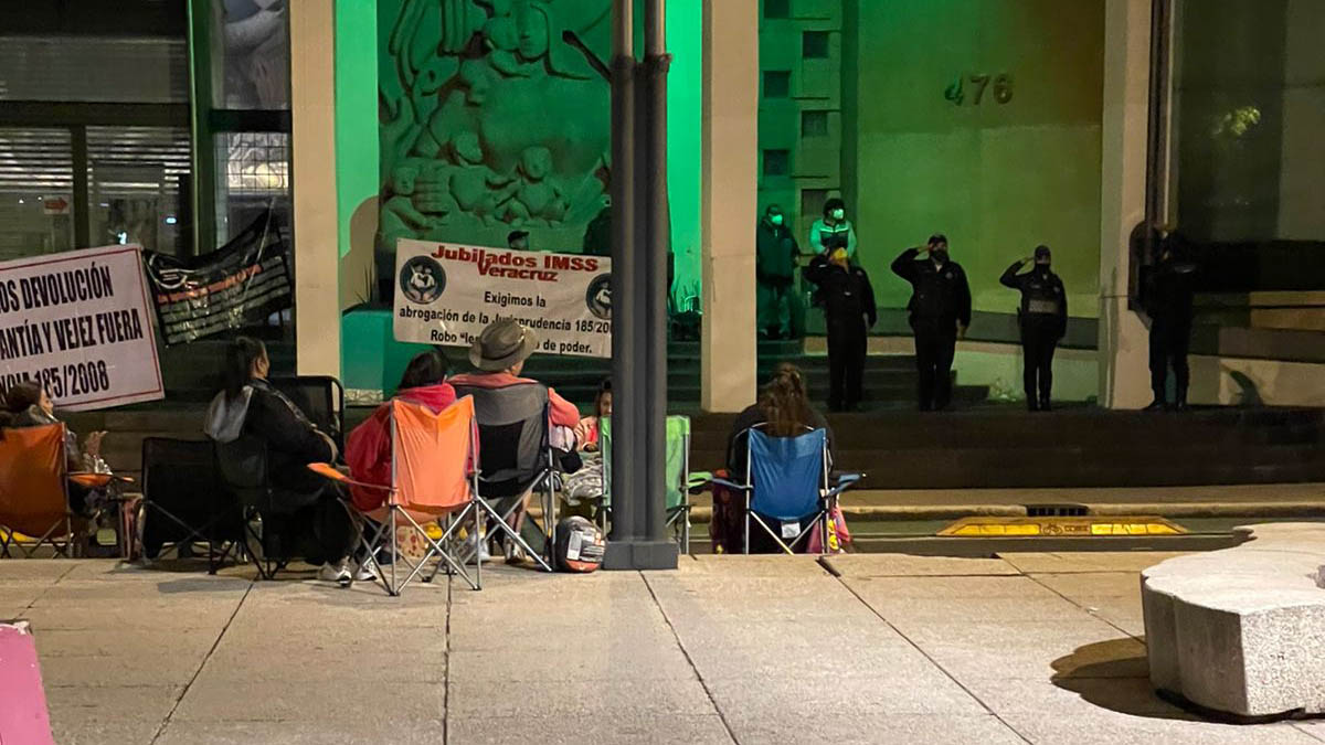 Jubilados y pensionados instalan plantón sobre Paseo de la Reforma; afecta circulación en ambos sentidos - jubilados-y-pensionados-en-planton-frente-a-sede-nacional-del-imss