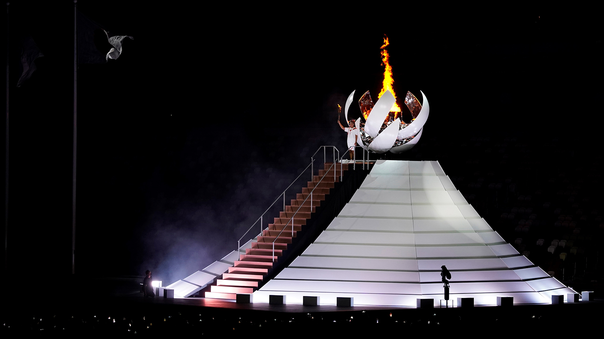 Bach homenajea a deportistas que superaron "la incertidumbre" para participar en Tokio - la-tenista-naomi-osaka-encendio-el-pebetero-de-la-llama-olimpica-durante-ceremonia-inaugural-de-los-juegos-olimpicos