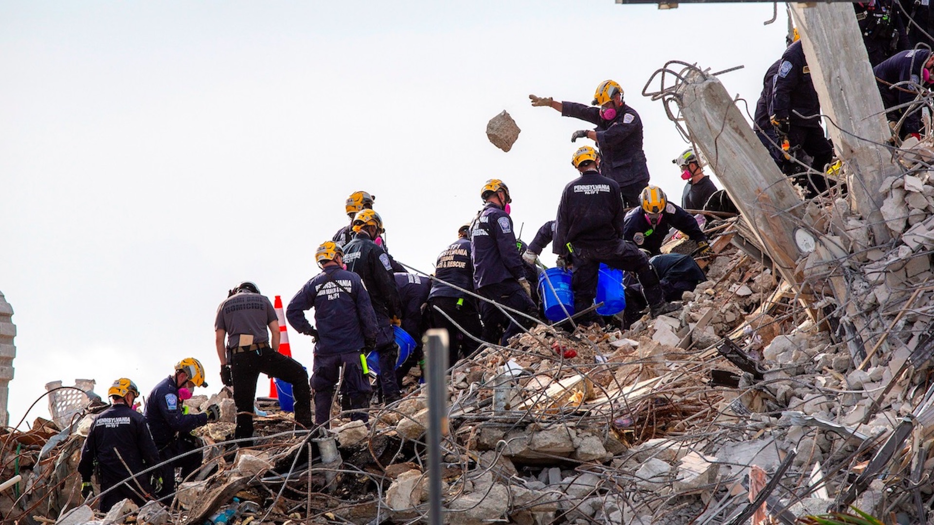 Juez ratifica compensación de 83 mdd por derrumbe de edificio en Miami - labores-de-rescate-en-miami