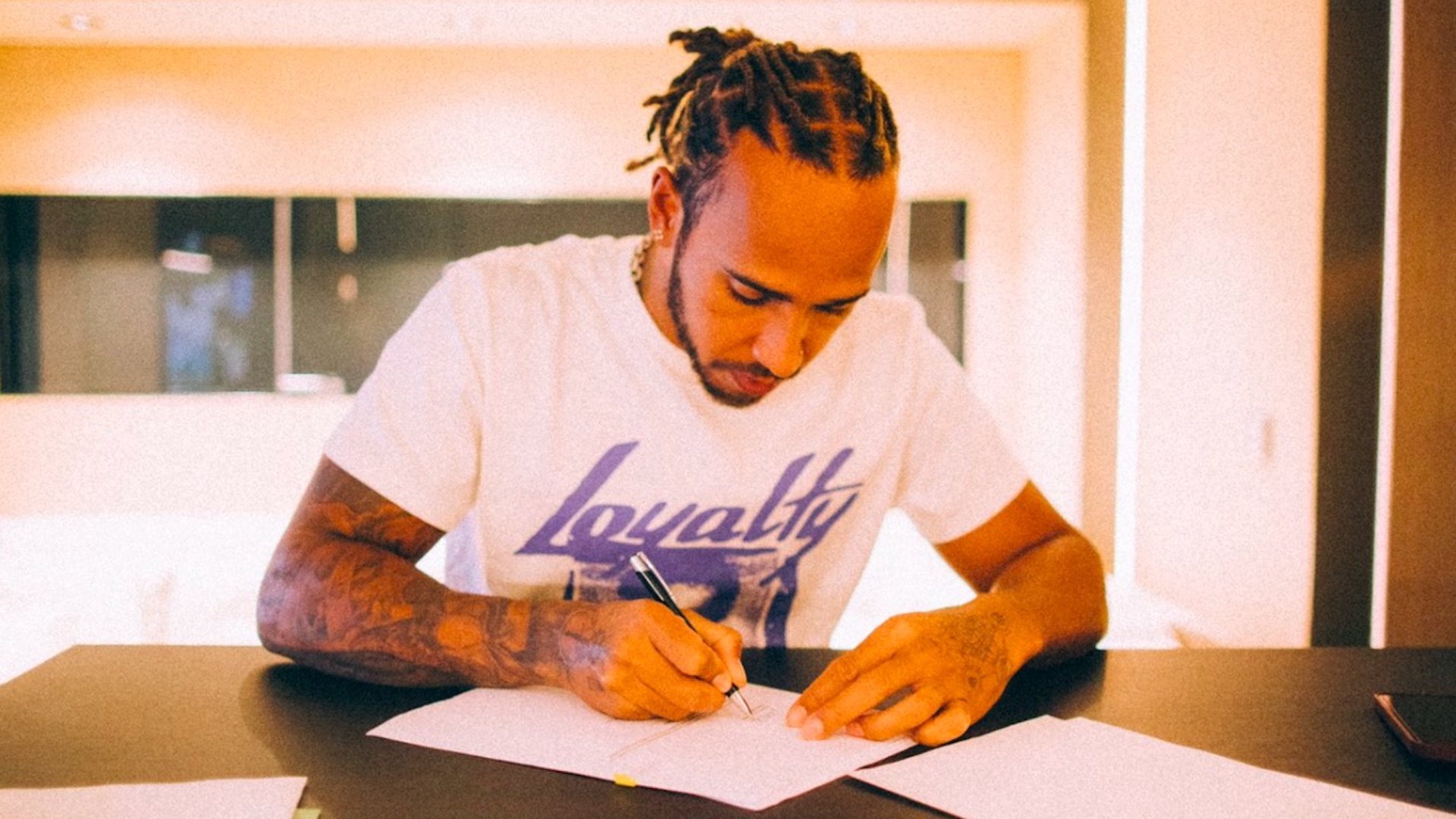 Lewis Hamilton extiende contrato con Mercedes hasta 2023 Lewis Hamilton extiende contrato con Mercedes hasta 2023