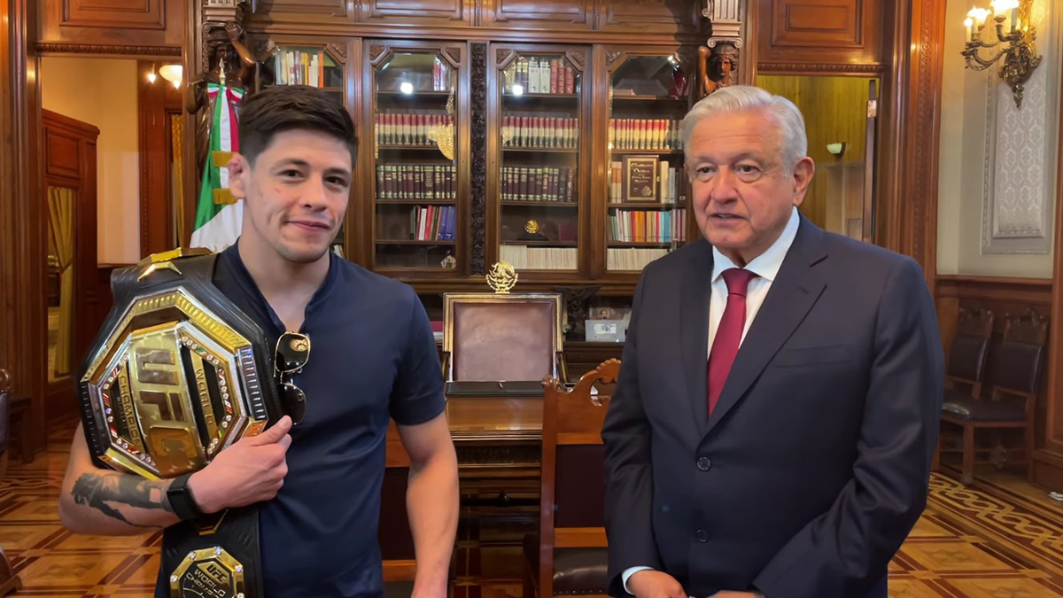 López Obrador recibe en Palacio Nacional a Brandon Moreno, campeón de la UFC