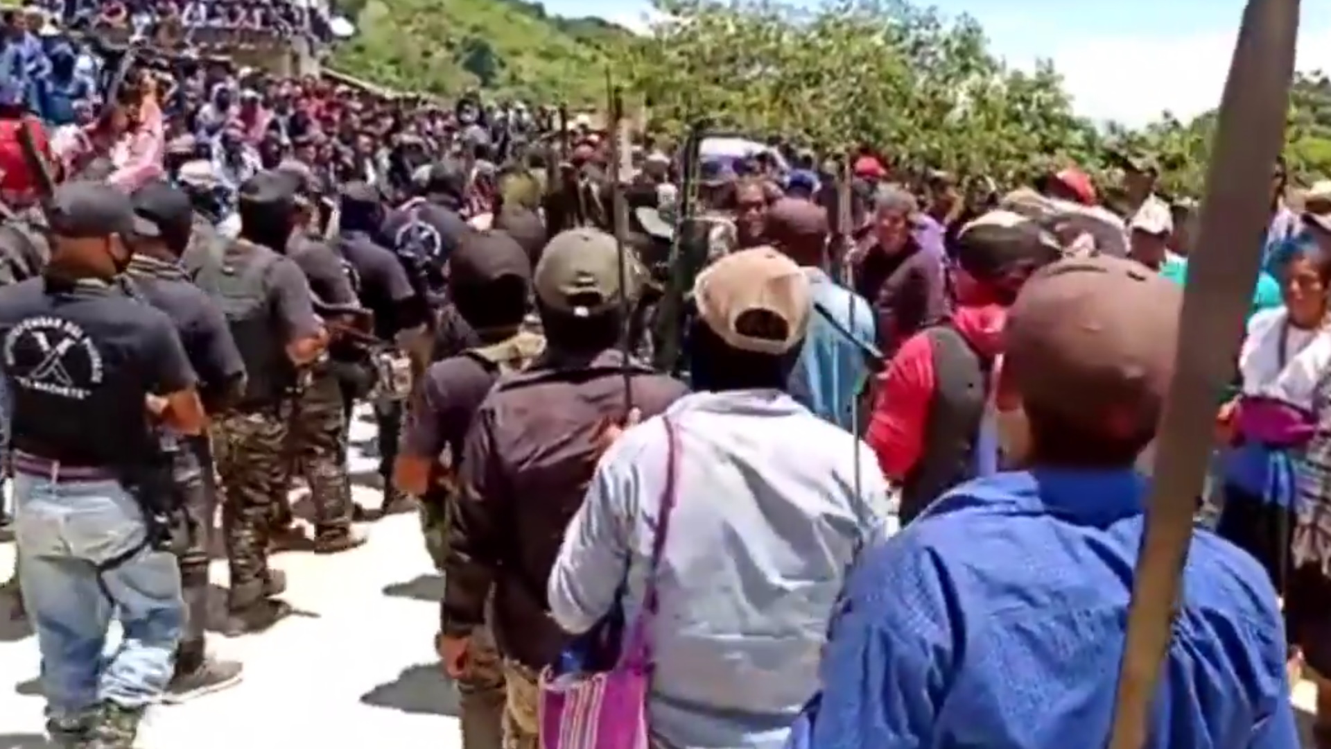 Se presenta en Pantelhó, Chiapas, el grupo de autodefensa ‘Los Machetes’