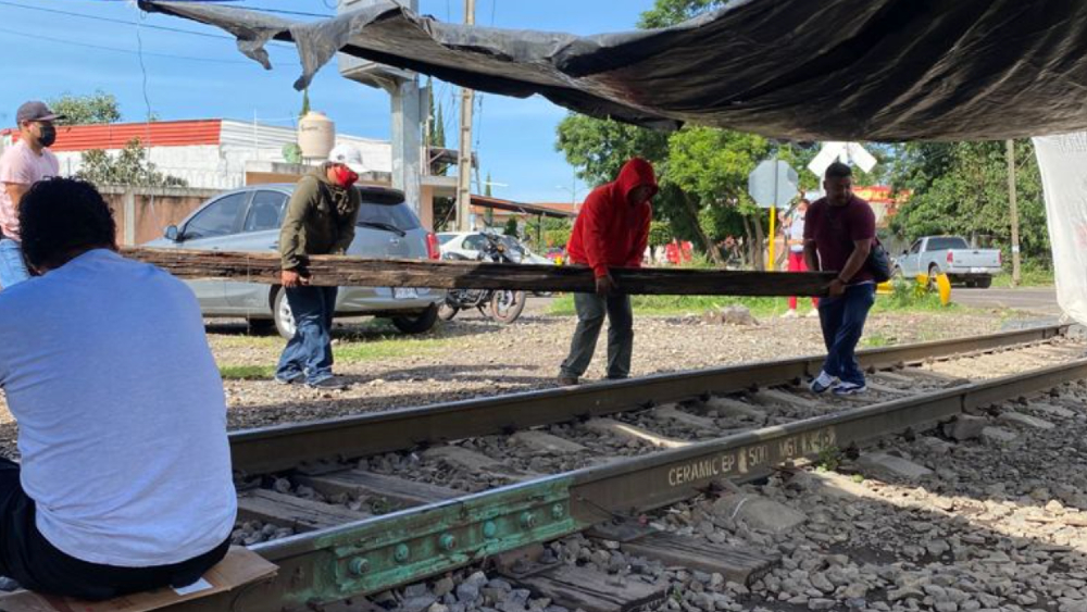 Maestros de la CNTE bloquean vías del tren en Michoacán