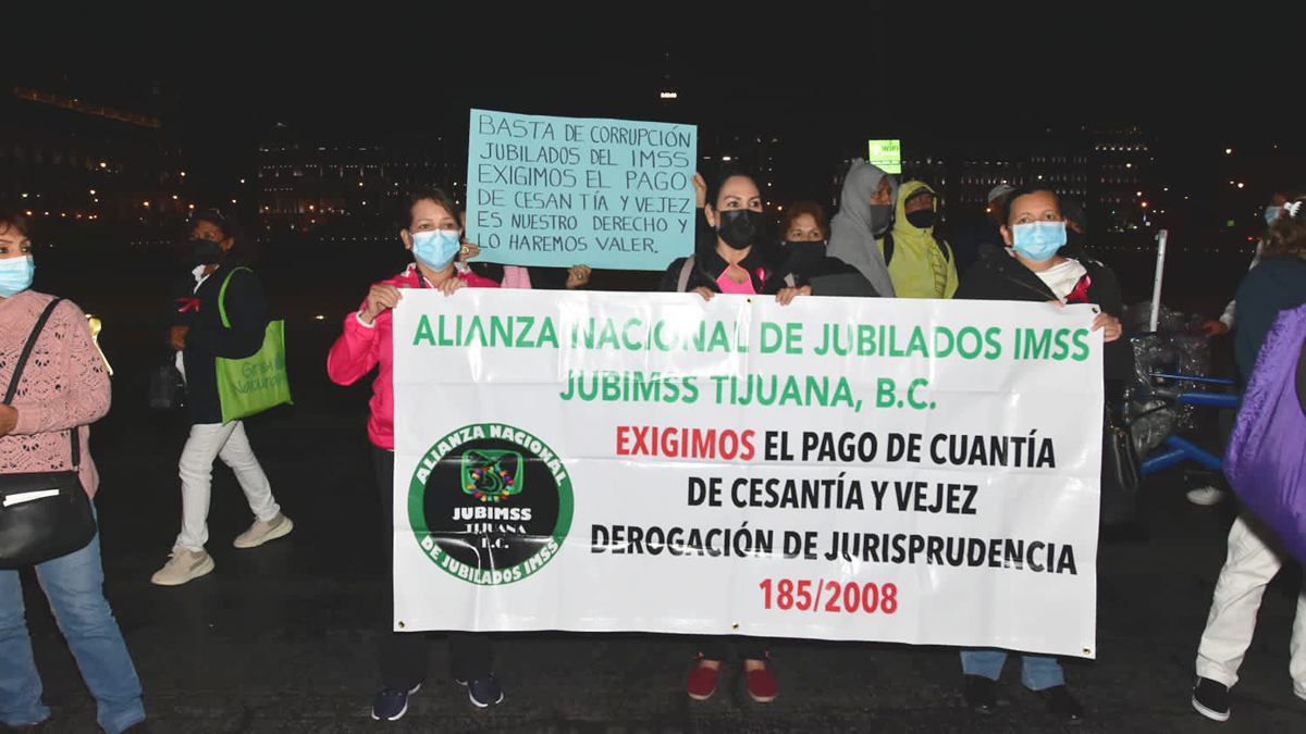 Jubilados y pensionados del IMSS protestan afuera de Palacio Nacional