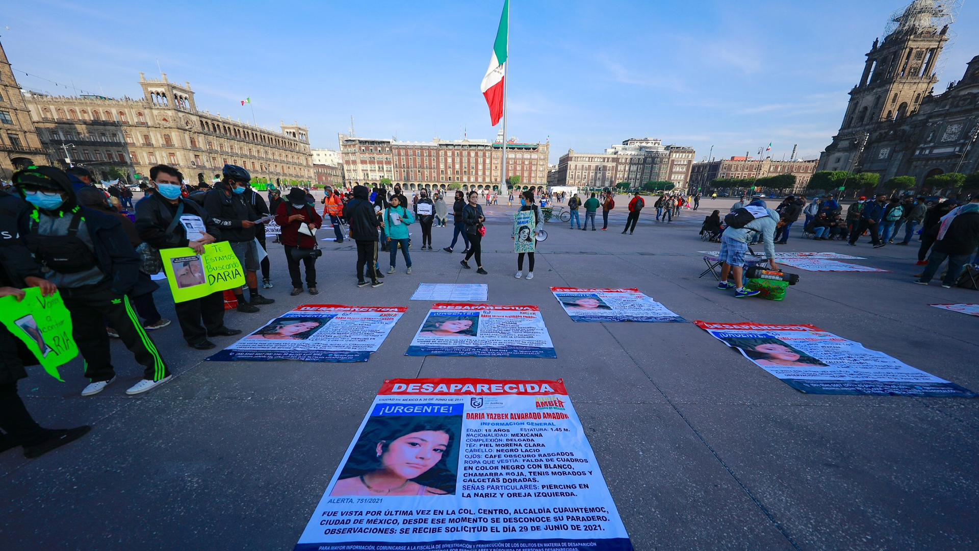 Familiares exigen con protesta búsqueda de Daría Yazbek, desaparecida en CDMX - manifestacion-en-palacio-nacional-para-exigir-busqueda-de-daria-yazbeck