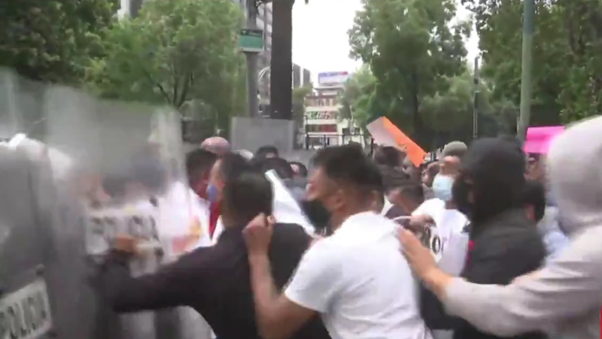 #Video Manifestantes se enfrentan a policías frente a Embajada de EE.UU. en Paseo de la Reforma