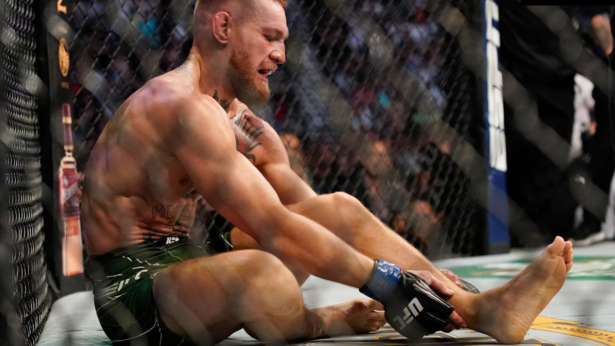 #Video McGregor cae en primer asalto contra Poirier por fractura de tibia
