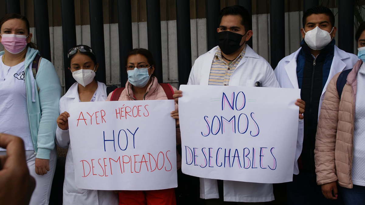 Médicos exigen plazas definitivas tras atender pacientes COVID-19