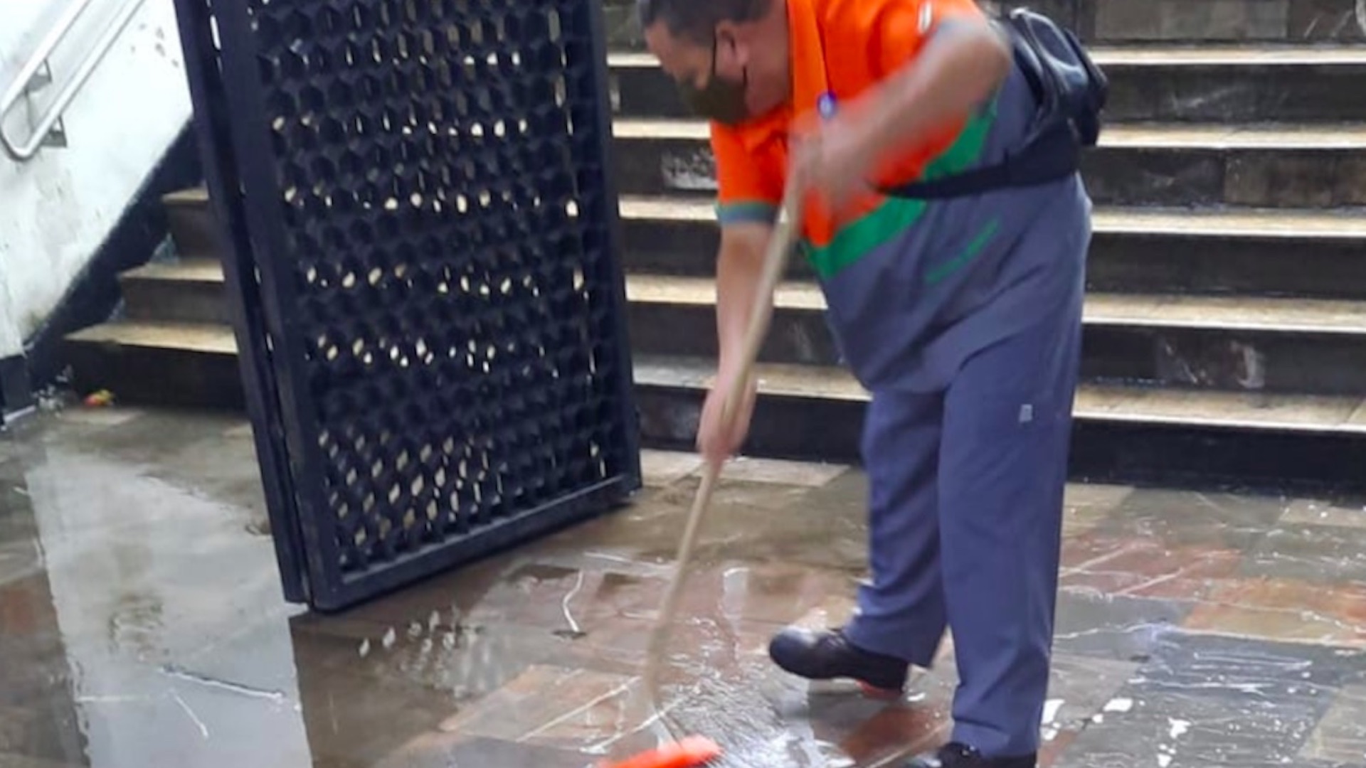 #Video Lluvia provoca encharcamientos en estaciones del Metro