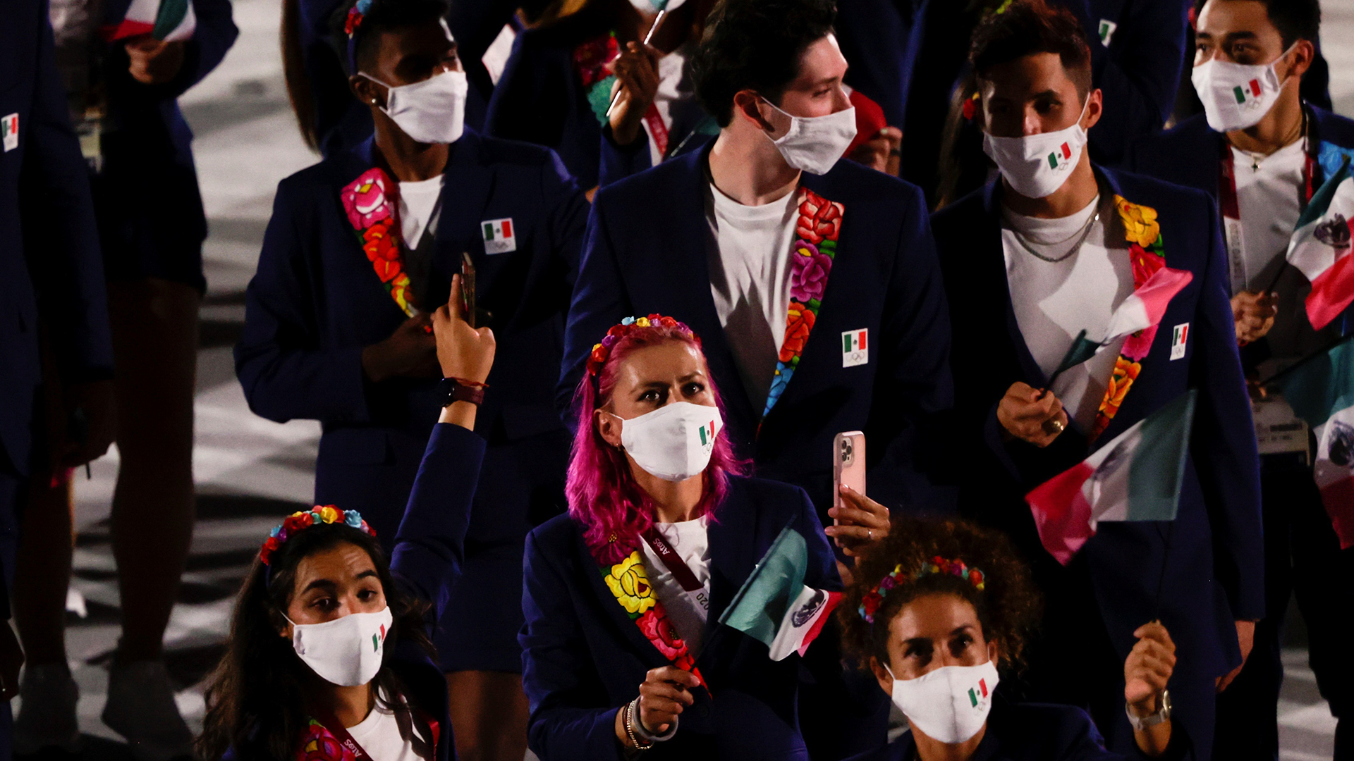 Atletas mexicanos desfilan en ceremonia inaugural de Juegos Olímpicos - mexicanos-en-desfile-de-ceremonia-inaugural-de-juegos-olimpicos