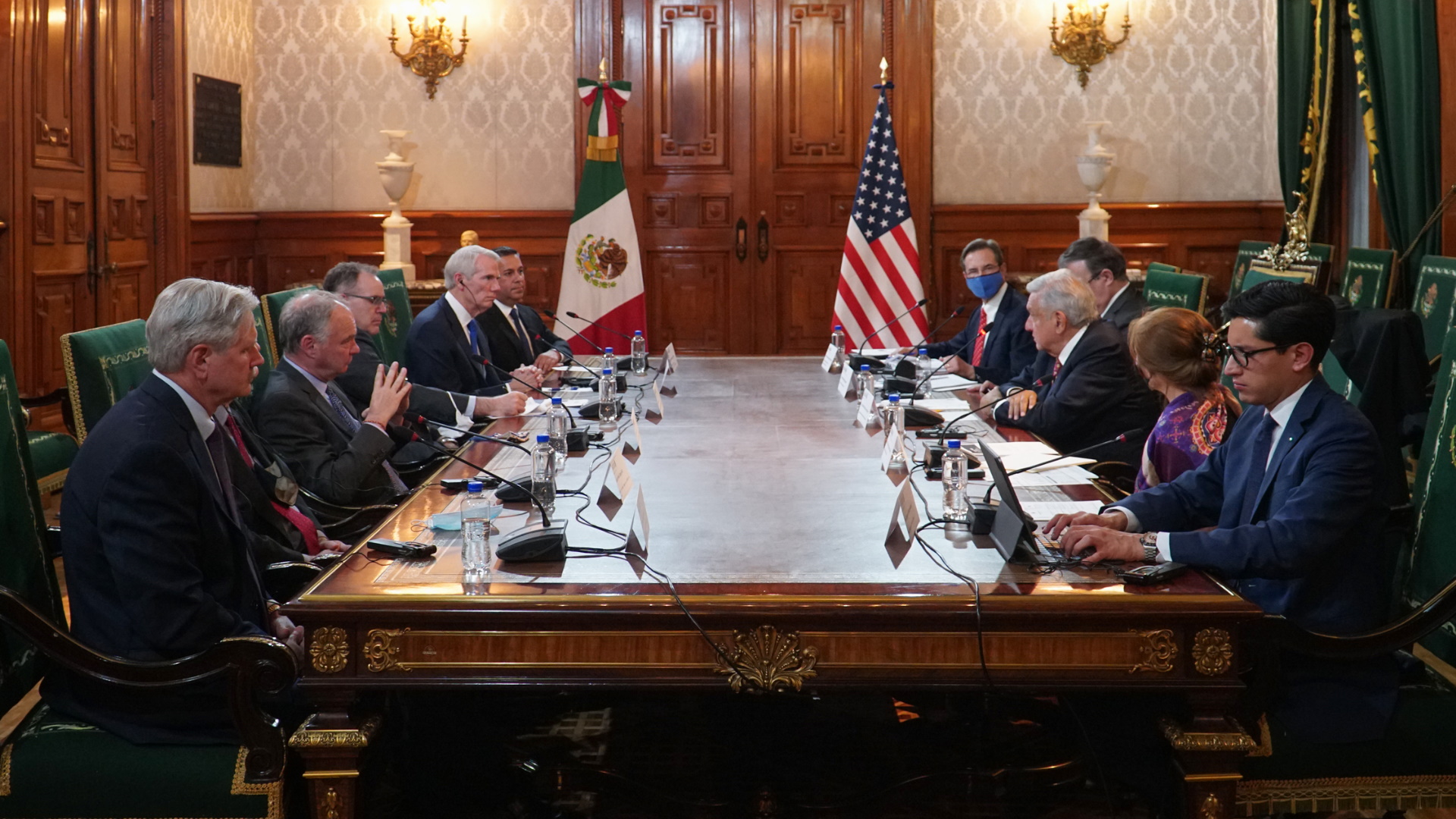 López Obrador sostiene reunión con senadores estadounidenses