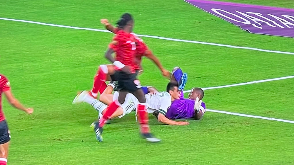 #Video ‘Chucky’ Lozano sufre brutal golpe en el México vs Trinidad y Tobago