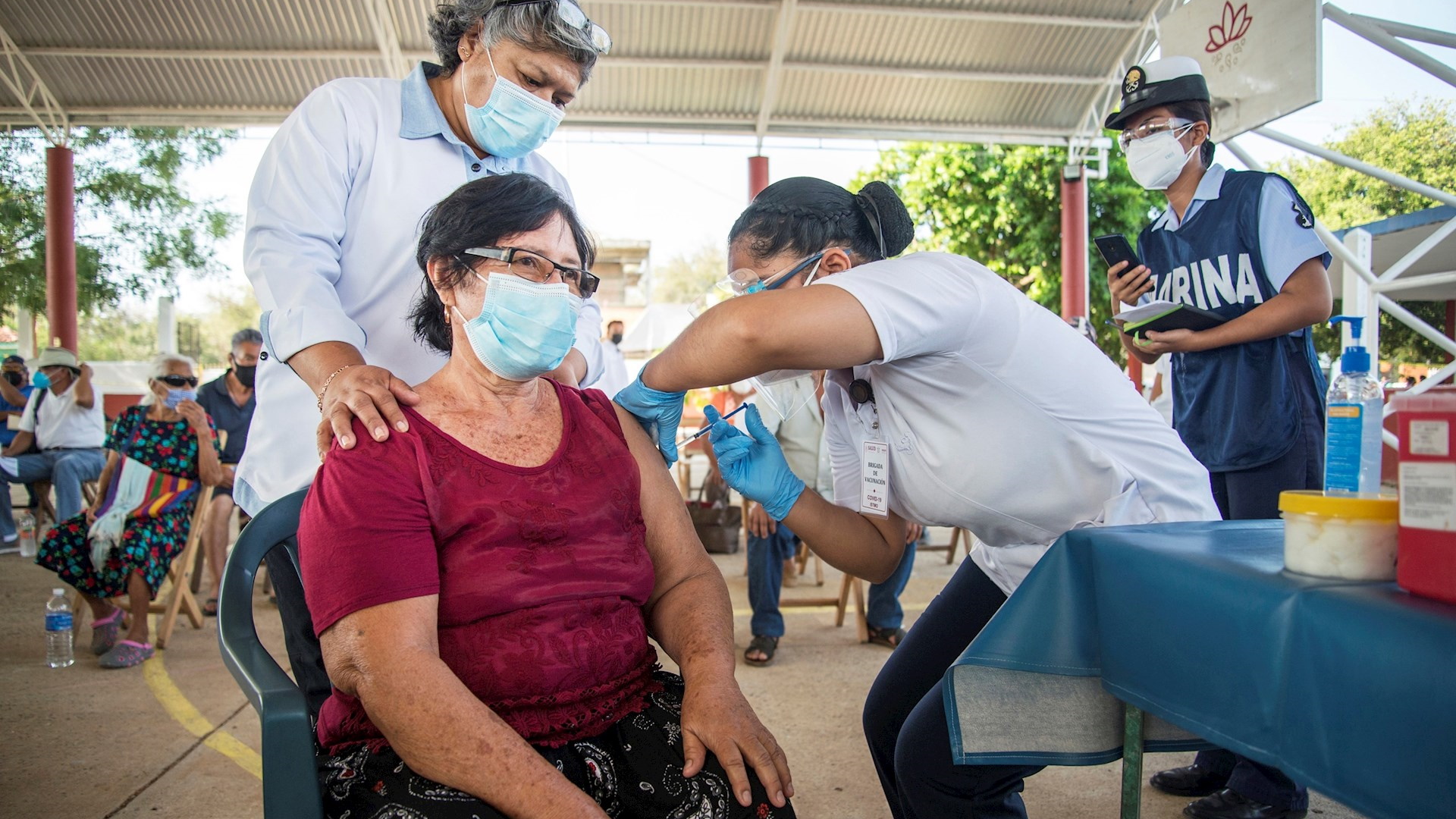 Vacunación ha reducido muertes por COVID-19 en México: López-Gatell