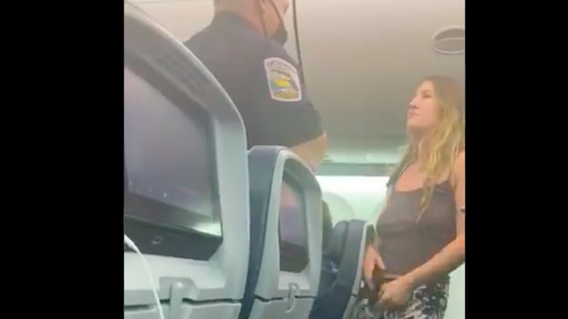 #Video Detienen a mujer que se negó a usar cubrebocas y escupió a pasajeros en vuelo de Delta