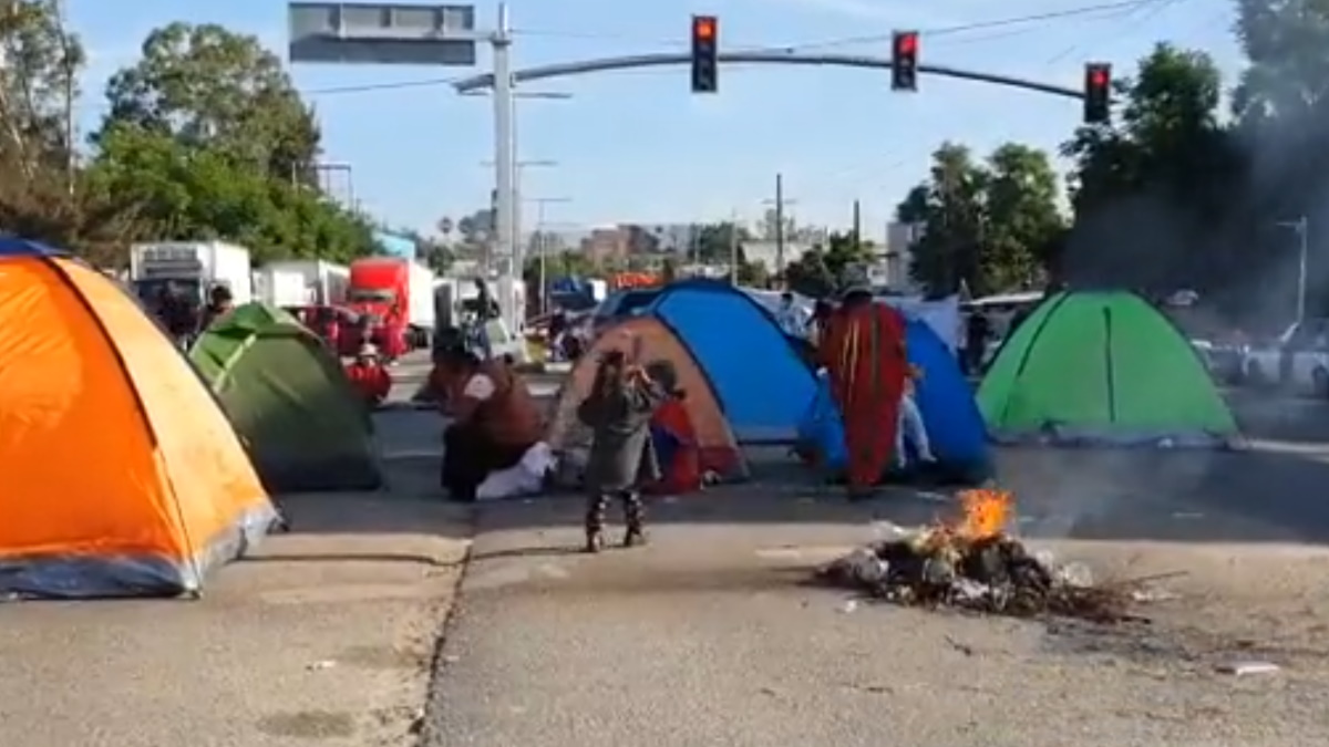 Indígenas triquis dezplazados en Oaxaca bloquean carretera hacia CDMX