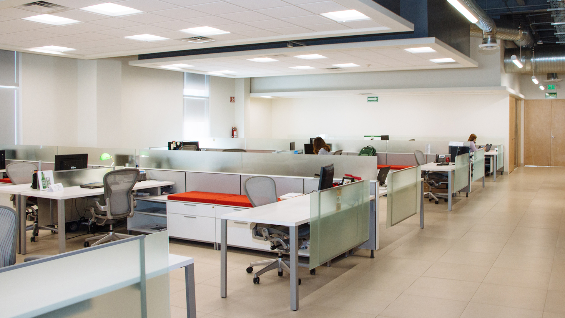 Gobierno autoriza regreso de burócratas a oficinas en agosto