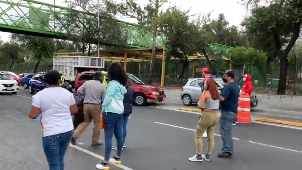 Padres de jóvenes bloquean Av. Insurgentes por negarles vacunas en la GAM Padres de jóvenes bloquean Av. Insurgentes por negarles vacunas en la GAM