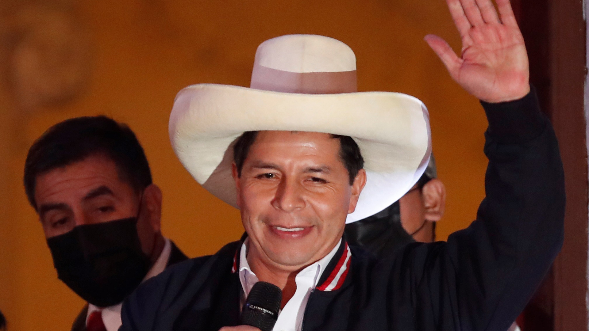 México felicita a Pedro Castillo y reitera hermandad con Perú