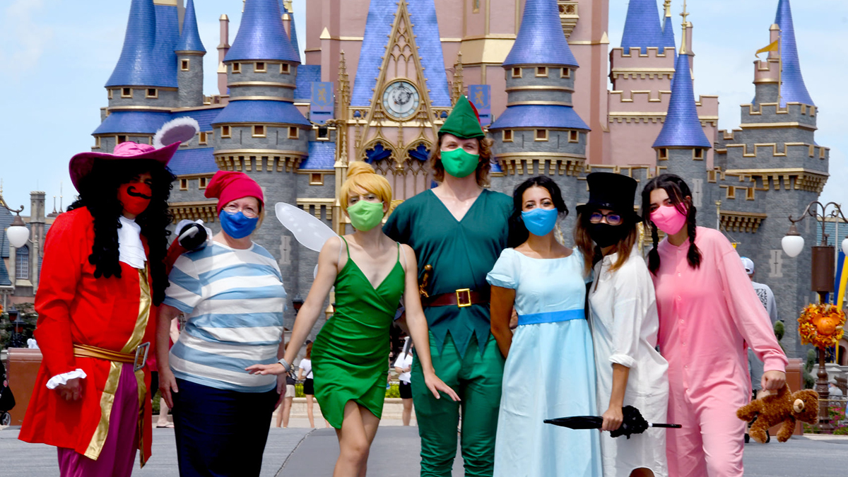 Disney restablece el uso de cubrebocas en sus parques de Florida - personajes-de-disney-con-cubrebocas-en-parque