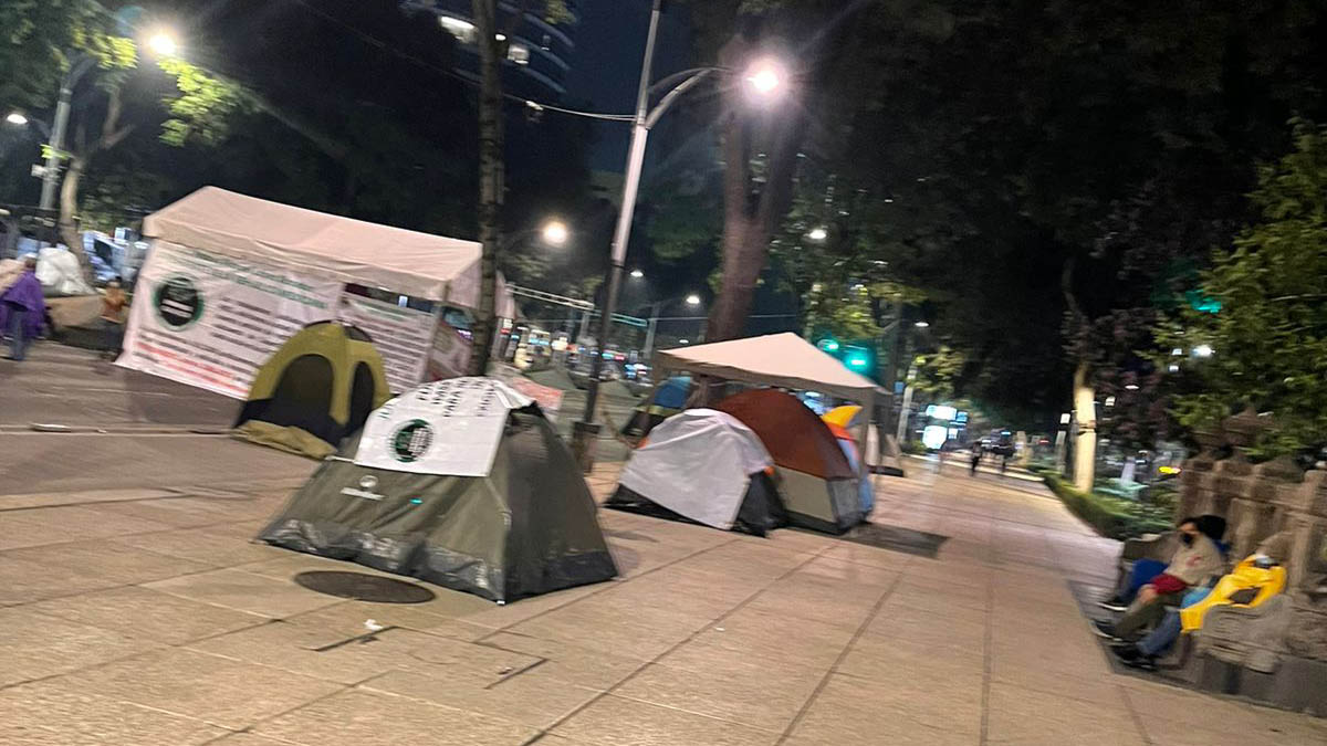 Jubilados y pensionados instalan plantón sobre Paseo de la Reforma; afecta circulación en ambos sentidos