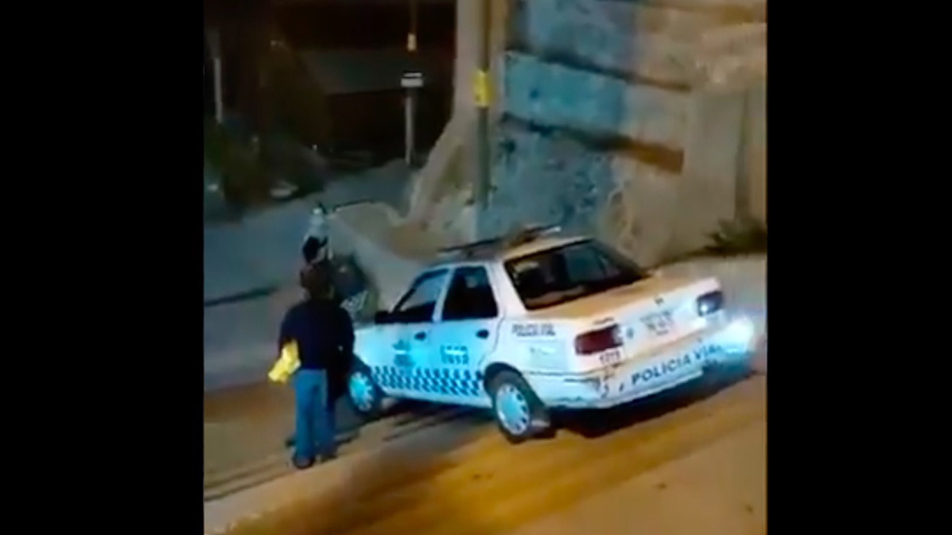 #Video Policía intenta bajar por escaleras a bordo de patrulla en Oaxaca