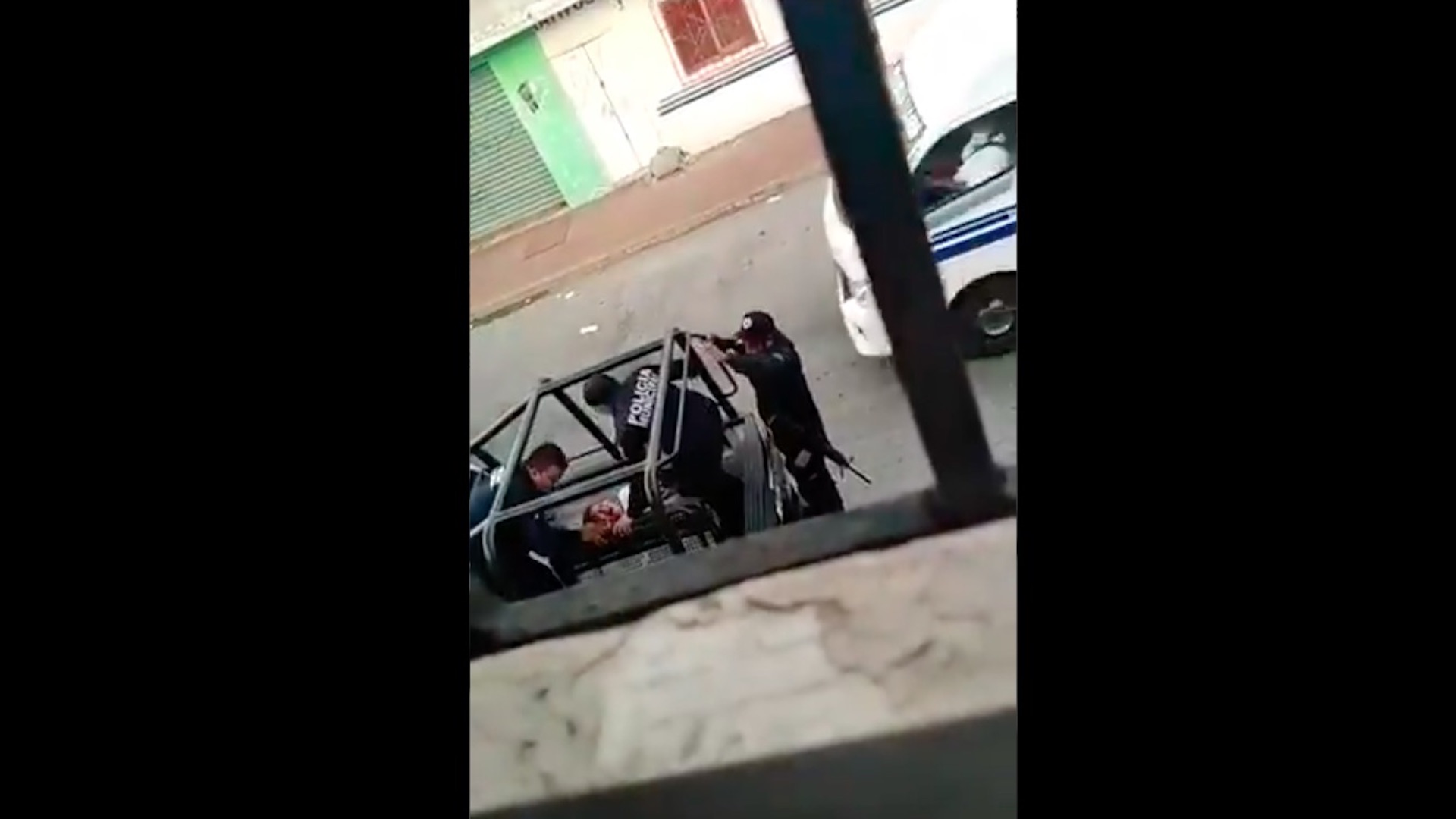 #Video Policías agreden a mujer detenida en Cárdenas, Tabasco