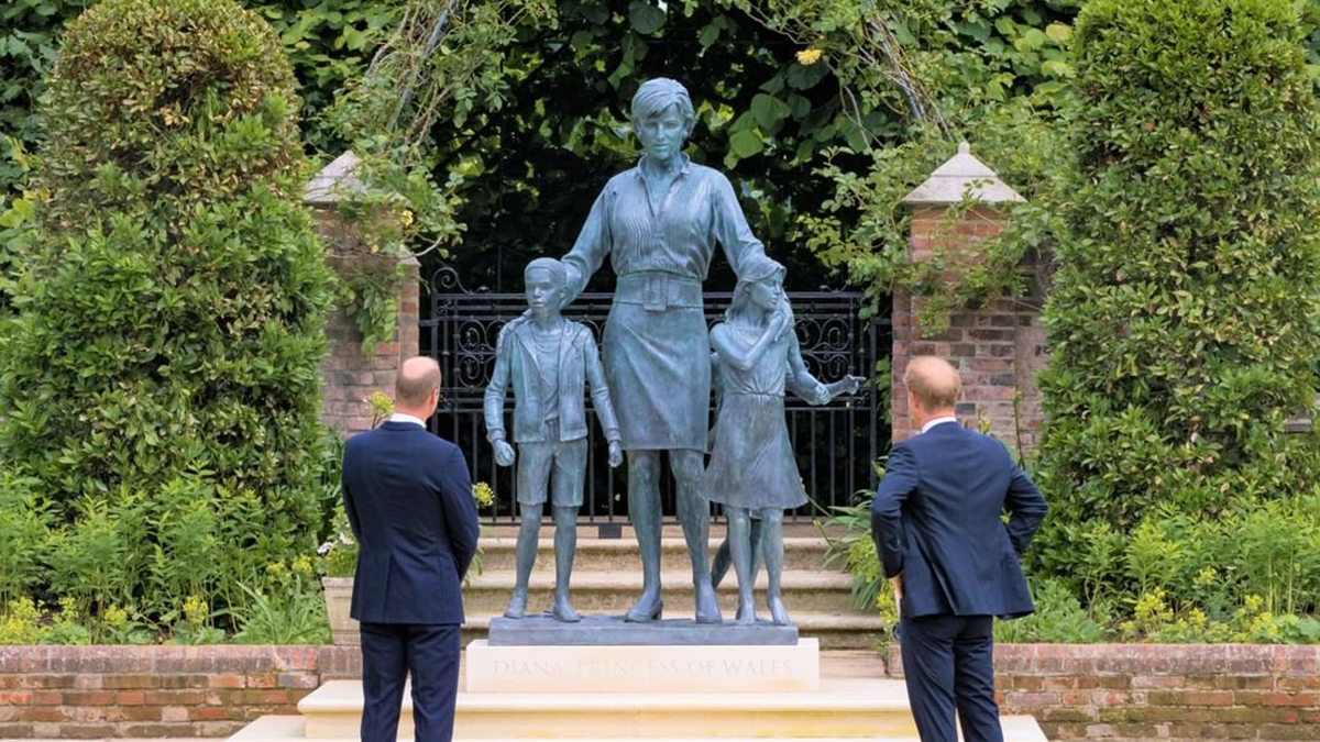 Reino Unido cumple 25 años de duelo colectivo por la muerte de la princesa Diana - principes-guillermo-y-harry-desvelan-estatua-de-la-princesa-diana-de-gales