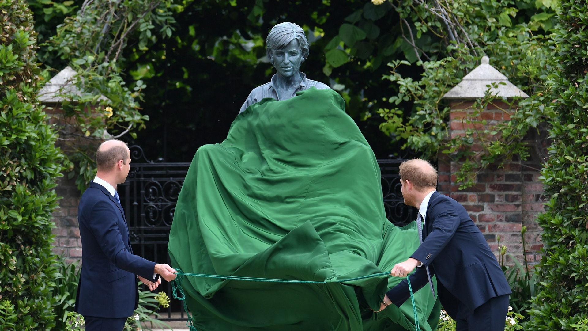 Guillermo y Harry desvelan estatua en honor a la princesa Diana Guillermo y Harry desvelan estatua en honor a la princesa Diana